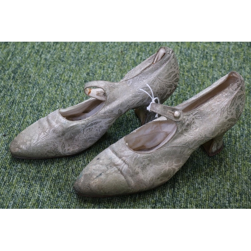 102 - 1920s Débutante silk dance shoes