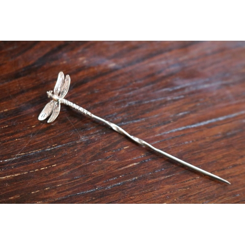 361 - 9ct Gold Dragonfly design stick pin 1g total weight. 60mm in length