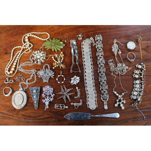 369 - Collection of assorted Costume jewellery and Silver to include Brooches, Bracelets etc