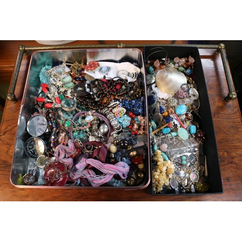 371 - Collection of assorted Costume Jewellery to include Necklaces, Bracelets, Brooches etc