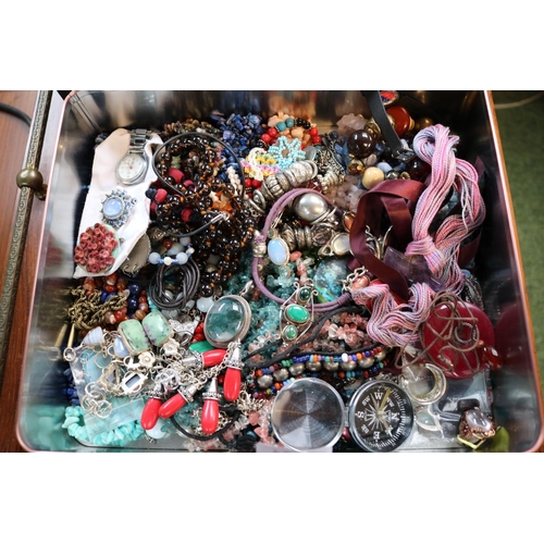 371 - Collection of assorted Costume Jewellery to include Necklaces, Bracelets, Brooches etc