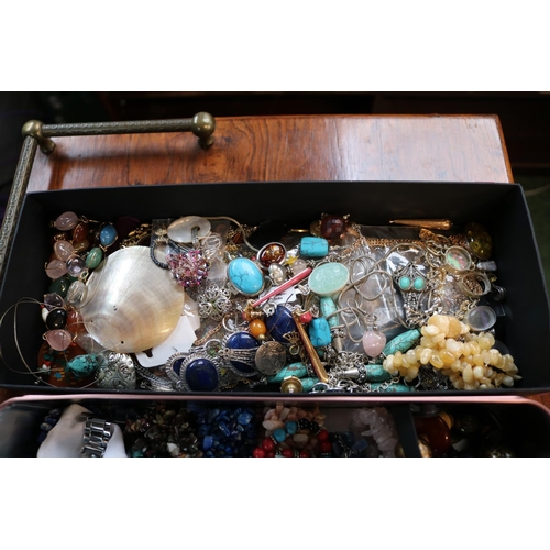 371 - Collection of assorted Costume Jewellery to include Necklaces, Bracelets, Brooches etc