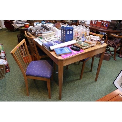 418 - Mid Century Extending dining table of simple form and a set of 4 matching dining chairs with upholst... 