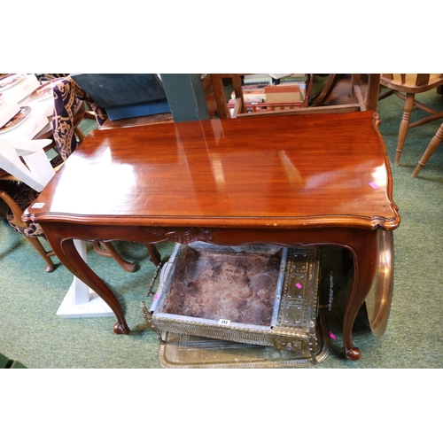 423 - 20thC Mahogany shaped top table on Long Cabriole legs