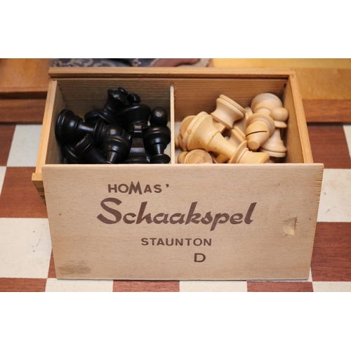 222 - Homas Schaakspel Staunton D with Board and Chess pieces