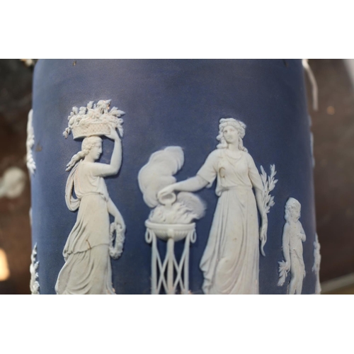 70 - 19th century Wedgwood Jasperware biscuit barrel with Silverplated metal fittings, decorated with The... 