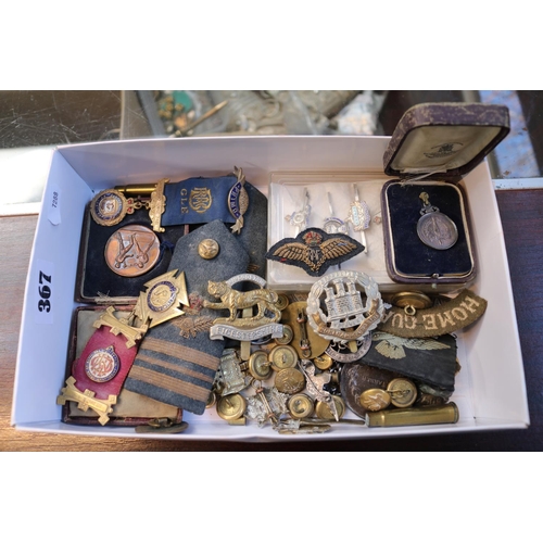 367 - Small tray of Military related items to include Badges, Buttons and Sweet heart bar brooches etc