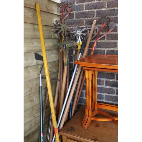 630 - Collection of assorted Garden Tools