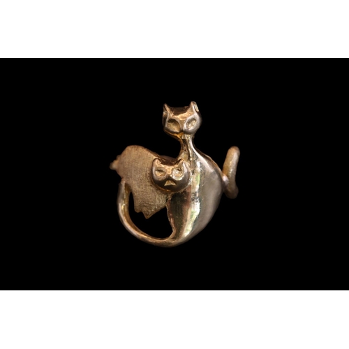 401 - Unique Handmade 24ct Cat design ring depicting 2 Cats Polished and Matt size N. 6.3g total weight