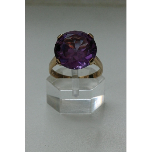 412 - 9ct Gold & Alexandrite Ring. Often described by gem aficionados as “emerald by day, ruby by night”, ... 