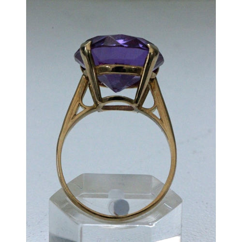 412 - 9ct Gold & Alexandrite Ring. Often described by gem aficionados as “emerald by day, ruby by night”, ... 