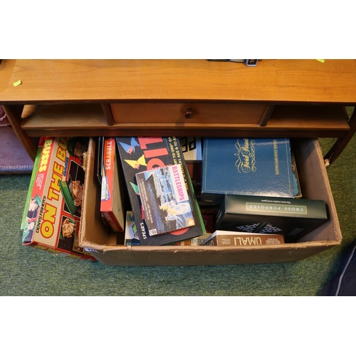 171 - Collection of Vintage Games to include On the Buses, Cluedo, Battleships etc