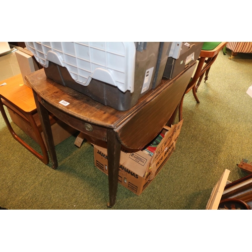 553 - Regency Drop leaf table on tapering legs