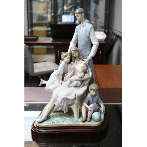 145 - Lladro Portrait of a Family Retired 2010 No. 1805, Sculpted by Francisco Polope. 42 x 31cm inc Plint... 