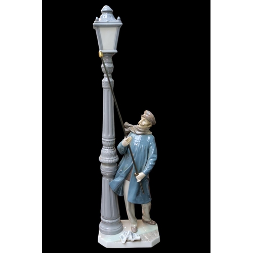 150 - Lladro Lamplighter No 5205, Sculpted by Salvador Furio. 47cm in Height Boxed