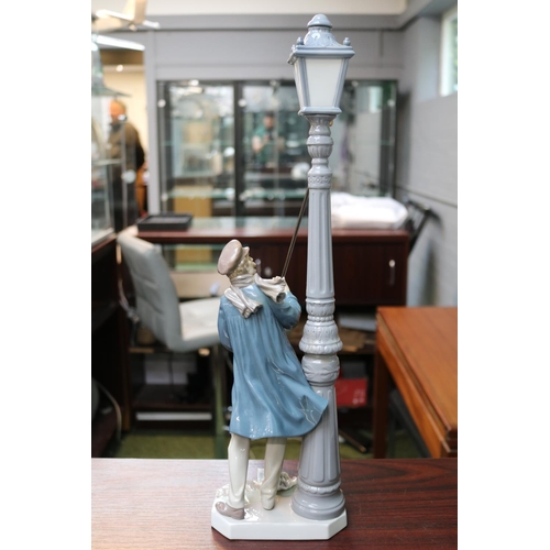 150 - Lladro Lamplighter No 5205, Sculpted by Salvador Furio. 47cm in Height Boxed