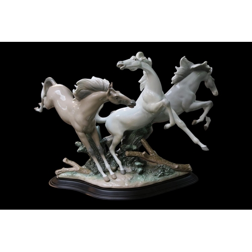 152 - Lladro Born Free No.1420. Sculpted by Salvador Debon. 42cm in Height Boxed