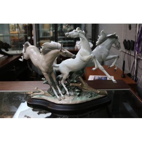 152 - Lladro Born Free No.1420. Sculpted by Salvador Debon. 42cm in Height Boxed