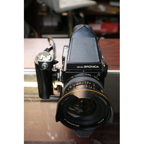 30 - Zenza Bronica  SQ-A 135 Medium Format Camera with 40mm Lens with 3 SQ Film backs, 80mm Lens and acce... 