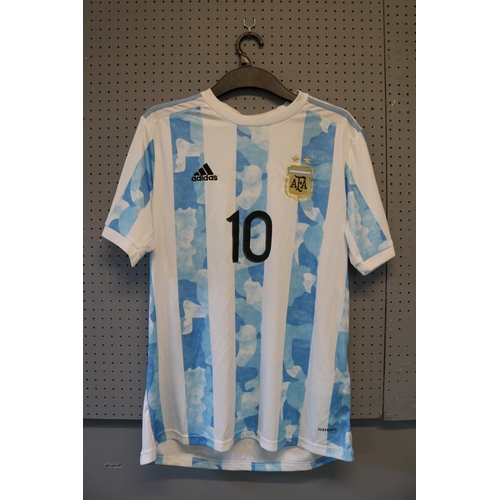 58 - LIONEL MESSI 2021 COPA AMERICA SIGNED #10 ARGENTINA JERSEY
The jersey is accompanied by a letter of ... 