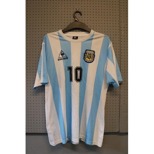 59 - DIEGO MARADONA SIGNED #10 ARGENTINA JERSEY
The jersey is accompanied by a letter of authenticity.