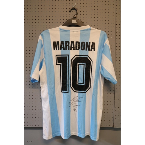 59 - DIEGO MARADONA SIGNED #10 ARGENTINA JERSEY
The jersey is accompanied by a letter of authenticity.