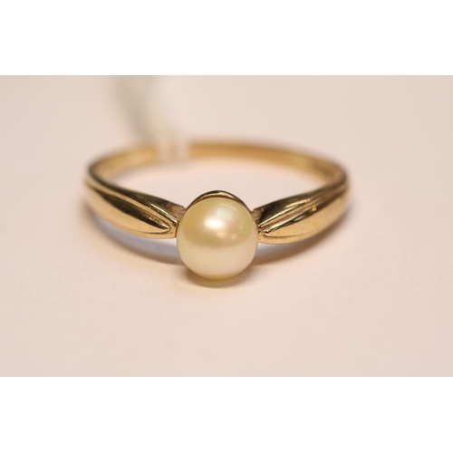 395 - Ladies 9ct gold Pearl Set ring Size S. 2.8g total weight