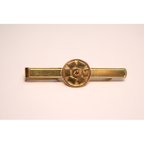 416 - Good quality Gents 9ct Gold Tie Clip with inset Ruby. 6.5g total weight