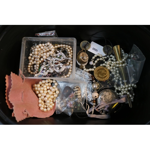 445 - Collection of assorted Costume jewellery to include Brooches, Necklaces etc