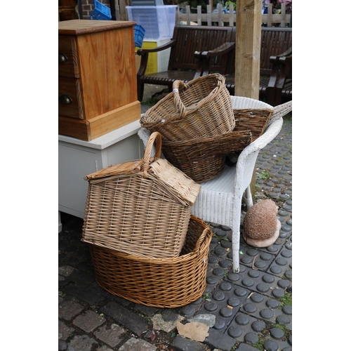 532 - Collection of Wicker baskets and a Hedgehog home