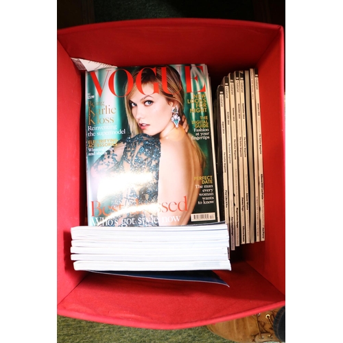 190 - Collection of mainly 20th century Vogue, Esquire, Gq etc fashion magazines, with front cover models ... 