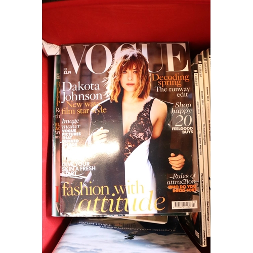 190 - Collection of mainly 20th century Vogue, Esquire, Gq etc fashion magazines, with front cover models ... 