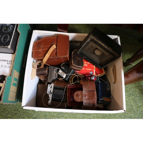 218 - Collection of assorted Cameras and Photographic items inc. Kodak, Bell & Howell etc