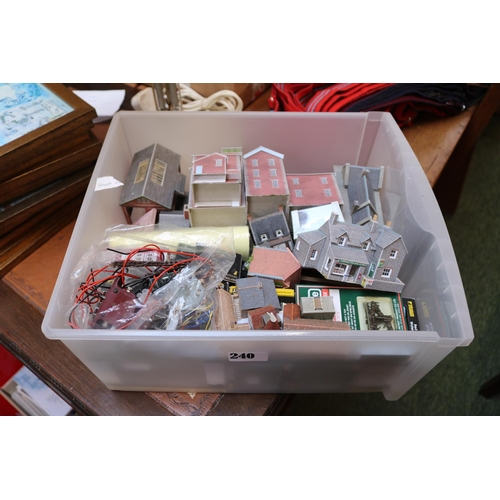 240 - Good collection of N Gauge Railway items to include Metcalfe Buildings, Peco Accessories, boxed Bach... 