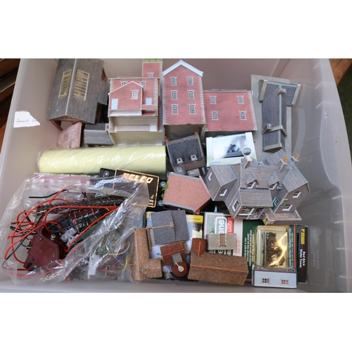 240 - Good collection of N Gauge Railway items to include Metcalfe Buildings, Peco Accessories, boxed Bach... 