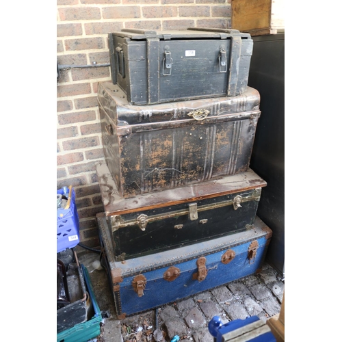 556 - 4 Assorted Vintage travelling trunks