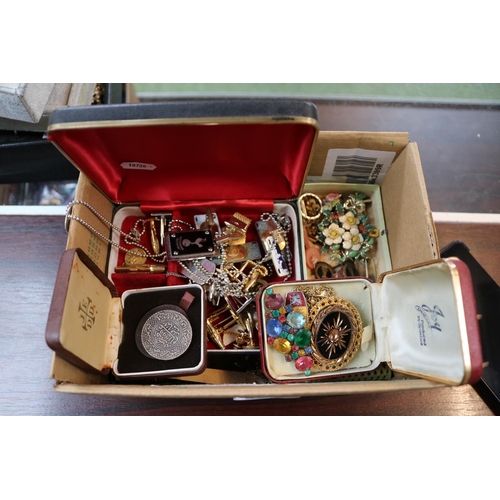 485 - Collection of assorted Costume jewellery to include Brooches, Cufflinks etc