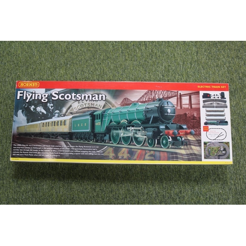 51 - Hornby 00 Gauge Flying Scotsman Electric Train Set R1019