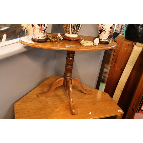 526 - Oval wine table on turned stem and outstretched legs