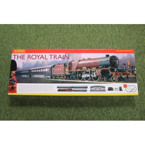 54 - Hornby 00 Gauge The Royal Train Electric Train Set R1057