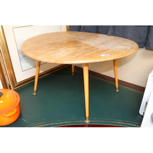 541 - Circular Ercol table on tapering legs