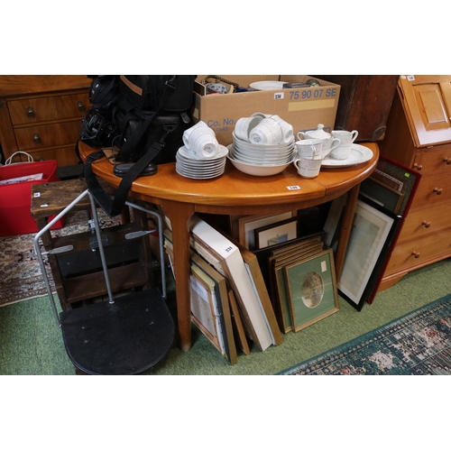 549 - Mid Century Circular dining table with single leaf