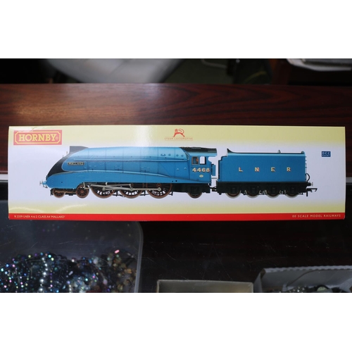 73 - Hornby 00 Gauge R2339 LNER 4-6-2 Class A4 Locomotive Mallard