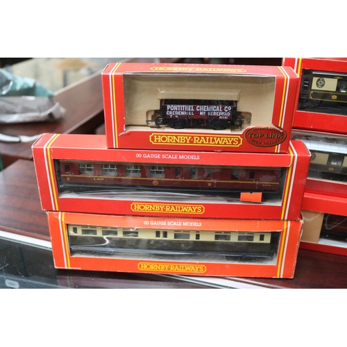 85 - Collection of 10 Assorted Hornby OO Gauge Coaches & Wagons