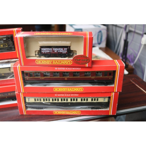 85 - Collection of 10 Assorted Hornby OO Gauge Coaches & Wagons