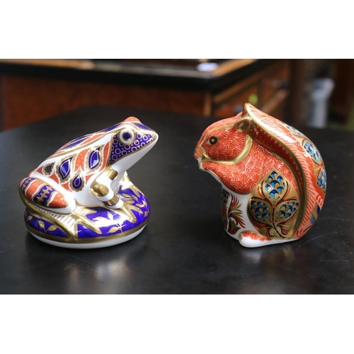 146 - 2 Royal Crown Derby Paperweights to include Frog with Gold Stopper XLIX & Squirrel with Silver Stopp... 