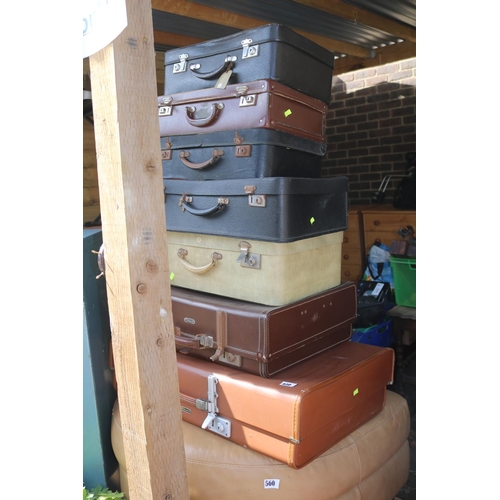 610 - Collection of 7 Vintage travelling cases