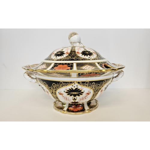 17 - Royal Crown Derby Old Imari pattern 1128 soup tureen, of first quality, with acorn finial to its lid... 