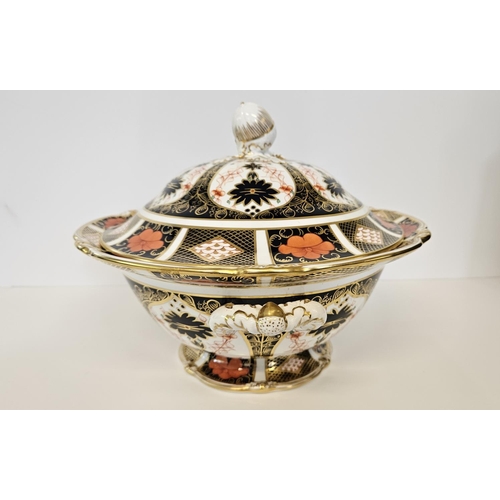 17 - Royal Crown Derby Old Imari pattern 1128 soup tureen, of first quality, with acorn finial to its lid... 