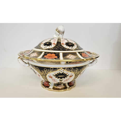 17 - Royal Crown Derby Old Imari pattern 1128 soup tureen, of first quality, with acorn finial to its lid... 